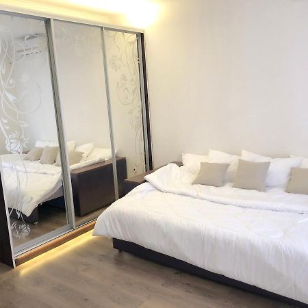 Жд Вокзал Пр Победы 67-В Метро Нивки Парк Шулявка Apartamento Kiev Exterior foto